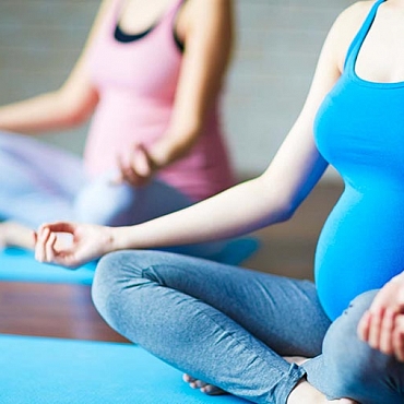 Что нужно знать, занимаясь йогой при беременности в разных триместрах?
